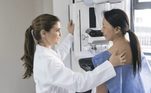 Mulher faz exame de mamografia. Reprodução / FMUSP