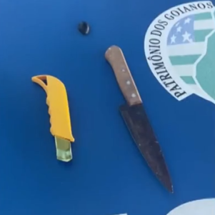 Armas utilizadas pela suspeita para ferir a vítima
