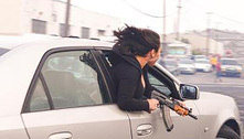 'Velho oeste': mulher posa com AK-47 dentro de carrão em movimento