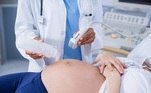 Mulher grávida faz exame de ultrassonografia. Freepik / wavebreakmedia_micro