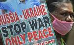 Mulher indiana protesta contra guerra na Ucrânia