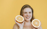 mulher-laranja-fruta-frutas cítricas