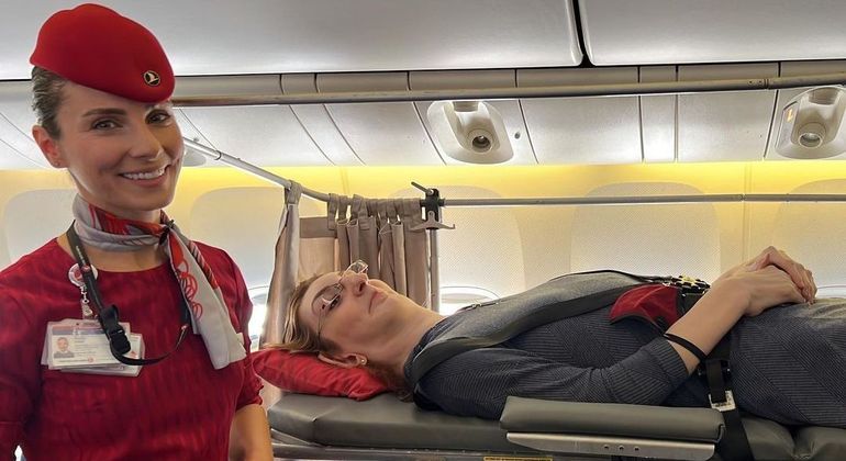 A turca Rumeysa Gelgi é a mulher mais alta do mundo, com 2,15 m, e fez seu primeiro voo
