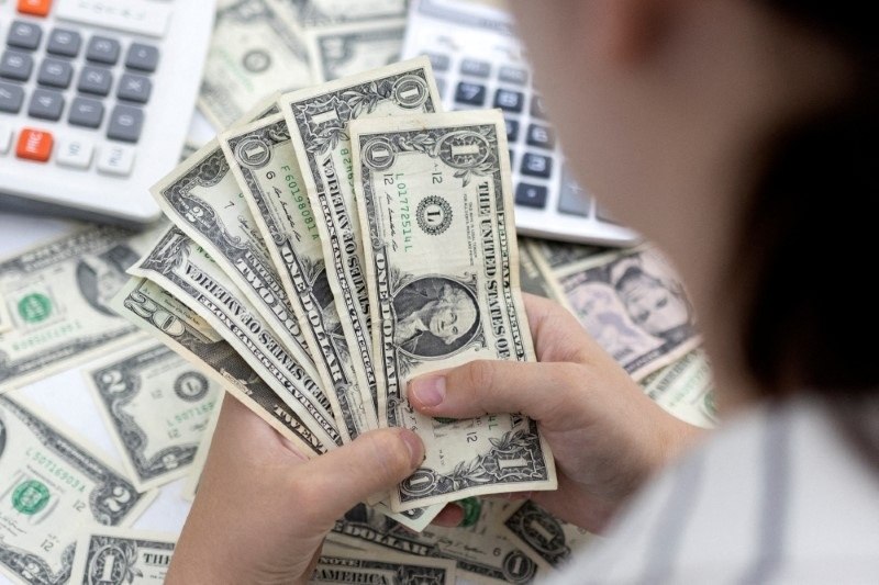 Dólar fecha em R$ 5,05. Saiba por que a moeda americana caiu tanto hoje