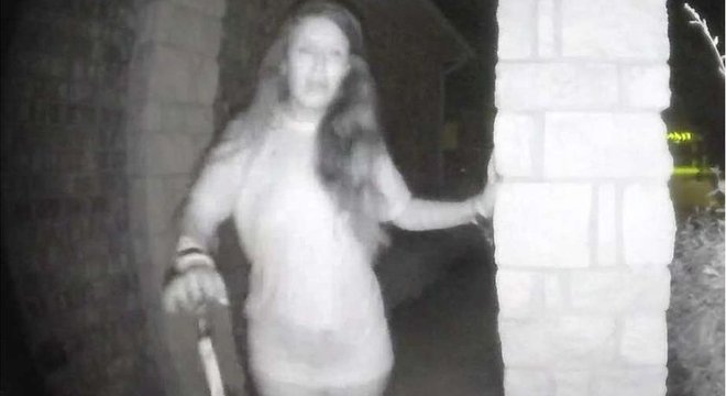 Mulher não identificada foi filmada tocando a campainha de uma casa antes de desaparecer no Texas 