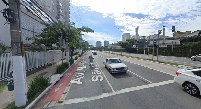 Outro caso que chamou atenção ocorreu no ano passado. Uma mulher de 46 anos morreu eletrocutada na avenida Marquês de São Vicente, na Barra Funda, na zona oeste de São Paulo. Segundo a Polícia Militar, chovia quando a vítima encostou em um poste e sofreu o choque. De acordo com o Corpo de Bombeiros, uma equipe da Unidade de Suporte Avançado foi encaminhada ao local, mas constatou o óbito de Fernanda Alessandra Liberi Guimarães