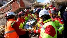 Mulher morre um dia após ser resgatada depois de passar 100 horas sob escombros
