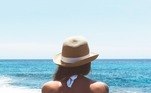 cancer de pele, dezembro laranja, mulher, praia, chapeu