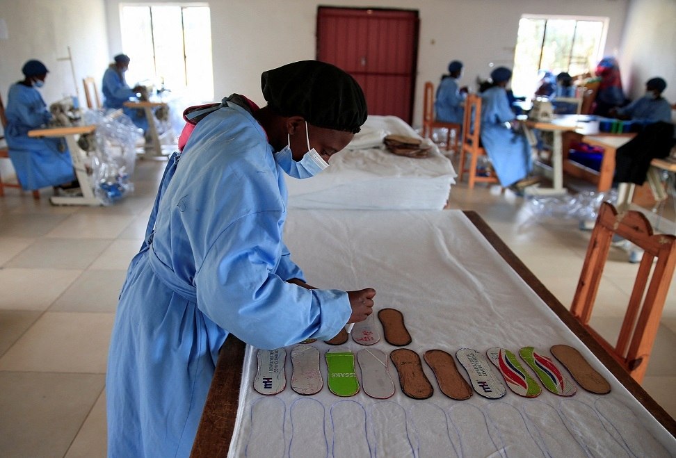 Mulher no Zimbábue costura absorventes para evitar que meninas faltem na escola