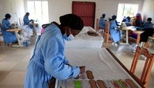 Mulheres do Zimbábue costuram absorventes para manter meninas na escola