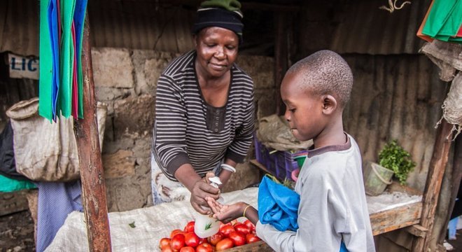 Medidas simples como lavar as mãos com água e sabão não são fáceis em alguns locais na África