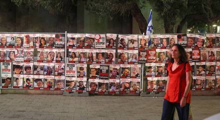 Mulher caminha ao lado de muro em Tel Aviv