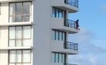 Uma mulher se pendurou da sacada do 11º andar apenas para tirar 