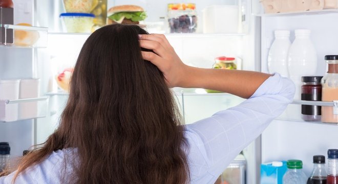 mulher pensando em comida