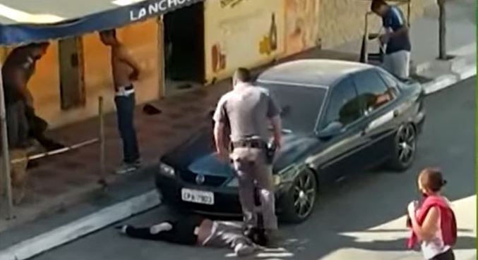 Em vídeo, é possível ver um dos policiais ao pisar no pescoço da mulher