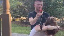Mulher é socorrida por irmão após ficar com pica-pau preso no cabelo