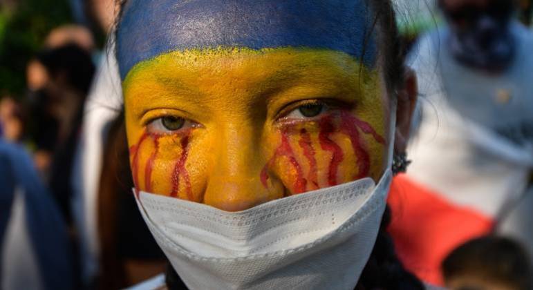 Mulher participa de marcha em Bangkok para protestar contra a invasão russa da Ucrânia