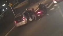Mulher refém de sequestradores pula de carro em movimento ao ver viatura da PM em São Paulo 