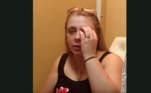 Depois que seus novos olhos foram colocados, ela fez uma chamada de vídeo com sua mãe, Katy Tompkins, para mostrar a ela o resultado