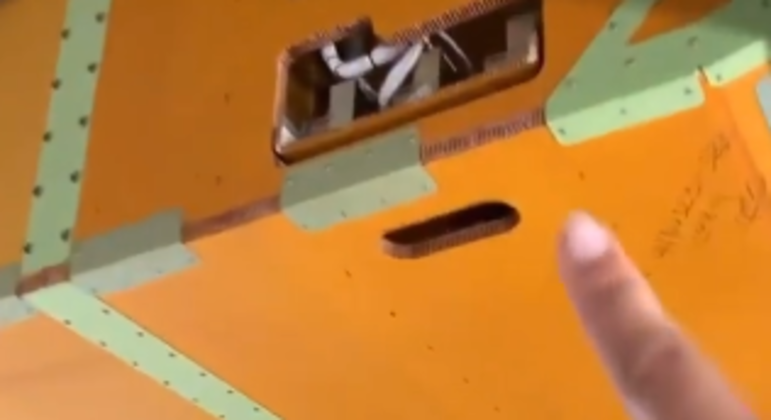 Ela também mostrou uma sala secreta, que é utilizada pela tripulação em voos mais longos, para que possa descansar e dormir. Carla alerta que tentar entrar nesse espaço pode acarretar uma multa de 250 mil libras (cerca de R$ 1,5 milhão) e até mesmo 20 anos de prisão