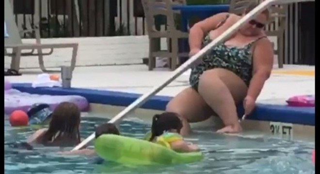 mulher-raspa-perna-criancas-picina3