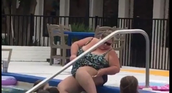 mulher-raspa-perna-criancas-picina4