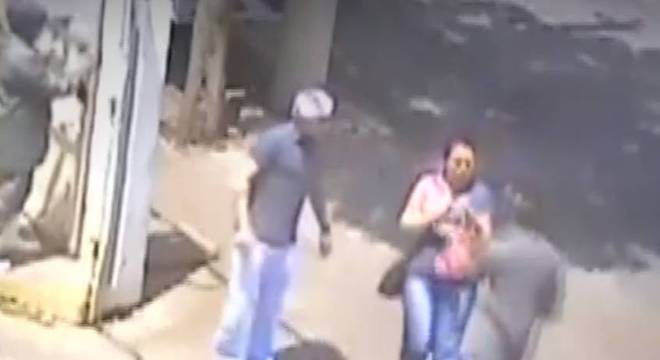 Mulher foi sequestrada em frente ao trabalho, em Taboão da Serra (SP)