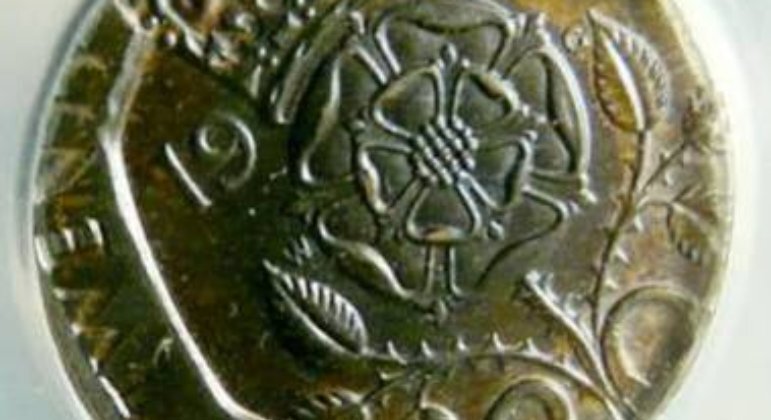 Uma moeda de 20 centavos de libra foi arrematada por 1.400 libras (cerca de R$ 8.600) em um leilão na cidade de Harrogate, na Inglaterra, na quarta-feira (9)