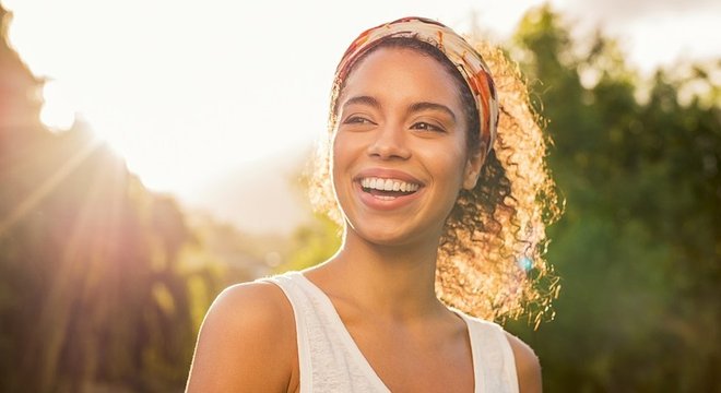 A luz também aumenta os níveis de serotonina, o que nos faz sentir mais felizes 