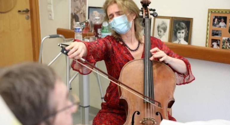 Claire Oppert toca na casa de cuidados paliativos Jeanne Garnier de Paris toda semana