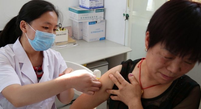 Várias instituições chinesas disseram na terça-feira que iniciarão em abril os testes clínicos para comprovar a eficiência de várias vacinas