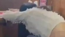 Mulher acusada de embriaguez tira a roupa e urina no meio de restaurante