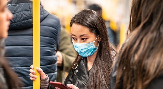 Os especialistas recomendam o uso de máscaras mesmo que uma pessoa não tenha sintomas