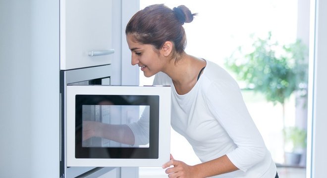 O micro-ondas não usa radiação ionizante, por isso não há risco em usá-lo