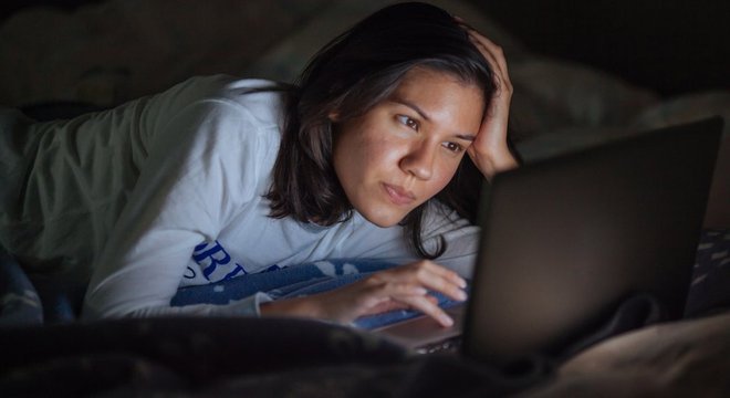 Segundo especialistas, para um adulto o ideal é dormir de 7 a 9 horas por dia. Eles também recomendam evitar ficar conectado na cama

