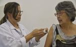 Mulher é vacinada contra a gripe