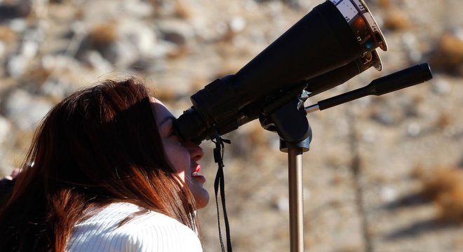 Recomenda-se o uso de telescópios com filtros especiais, entre outros objetos, para observar o eclipse com segurança.