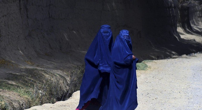 Talibã descumpriu promessa de não probir mulheres de estudar, aponta ONU
