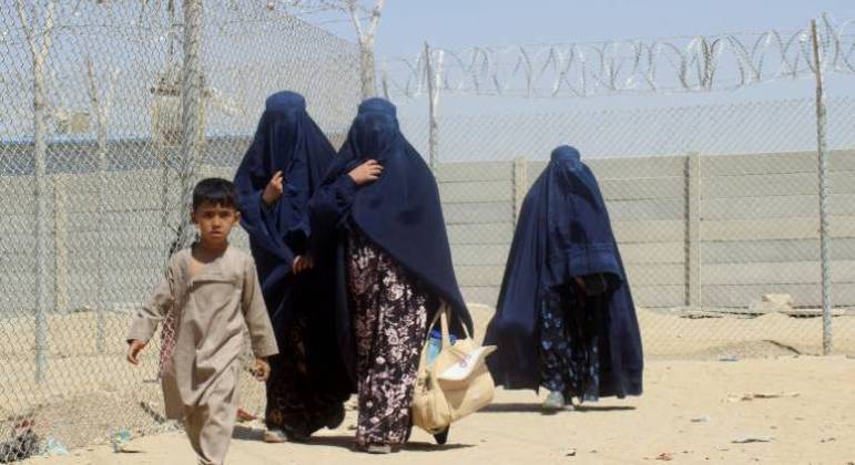 Mesmo após 20 anos da intervenção dos EUA, afegãs seguem na miséria e sem escolaridade