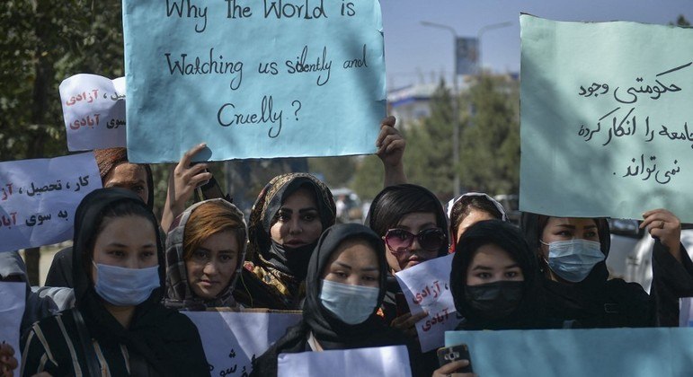 Sob regime talibã, mulheres perderam direitos básicos, como o acesso à educação