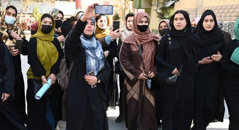 Afegãs fazem protesto em Cabul, capital do Afeganistão, neste Dia Internacional da Mulher