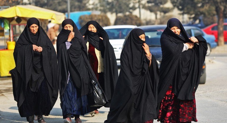 Talibãs ordenaram todas as organizações não-governamentais a pararem de empregar mulheres