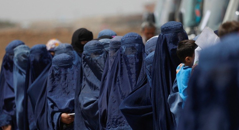 Afegãs foram obrigadas pelo Talibã a voltar a usar a vestimenta que cobre o corpo da cabeça aos pés