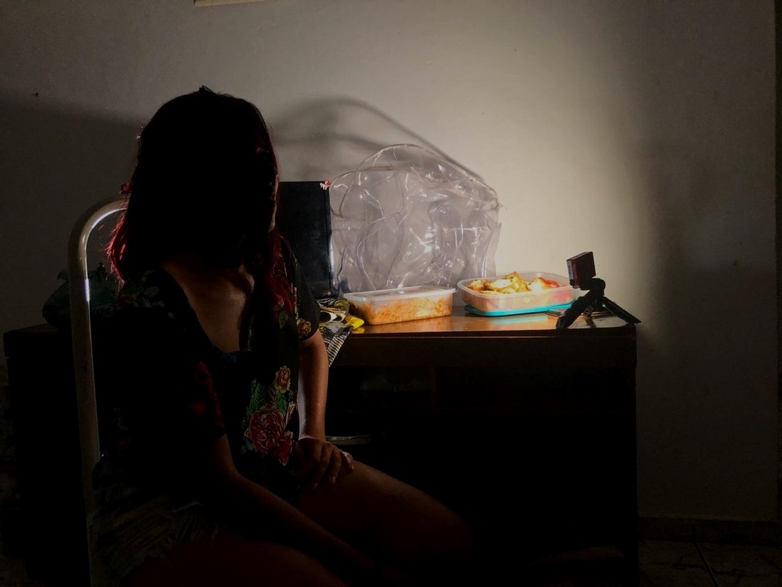 Macarrão, pão, linguiça, bacon, são alguns dos itens que Bruna prepara para levar ao marido preso (Márcio Neves/ R7)