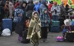 Mulheres e crianças aguardam para chegar até a Polônia