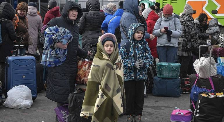 Mulheres e crianças aguardam para chegar à Polônia
