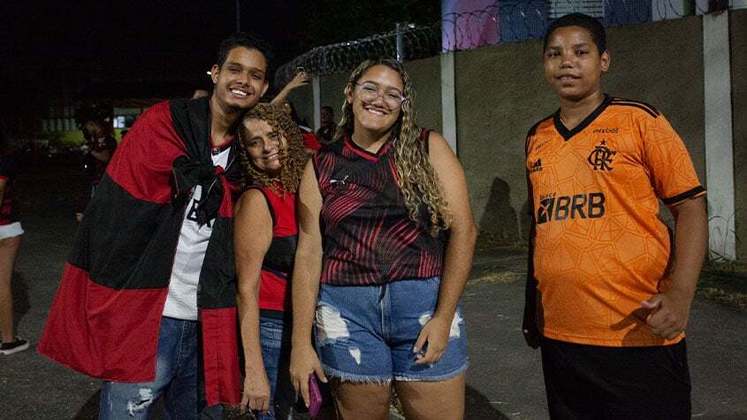 Mulheres e crianças estiveram presentes para dar prestigiar a delegação do Flamengo.