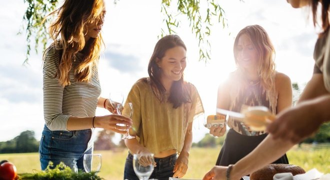 Estudos mostram que as pessoas comem mais quando compartilham uma refeição com amigos do que quando estão sozinhas Memória e desejo