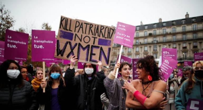Mulheres protestam contra desigualdade, violência e assédio sexual em Paris