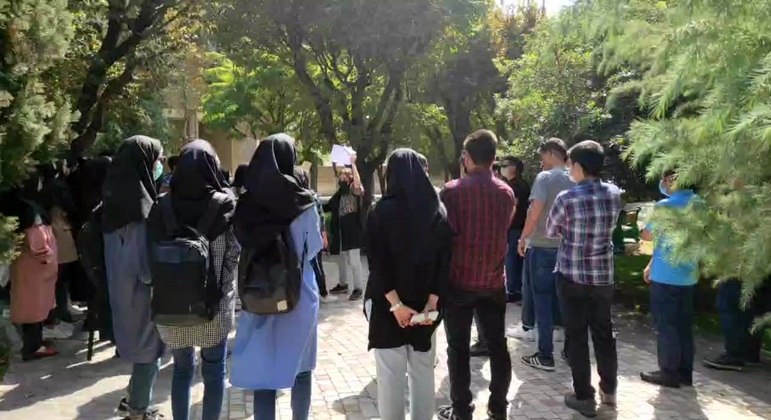 Mulheres iranianas passaram a se organizar após o assassinato de uma jovem por não usar o véu
